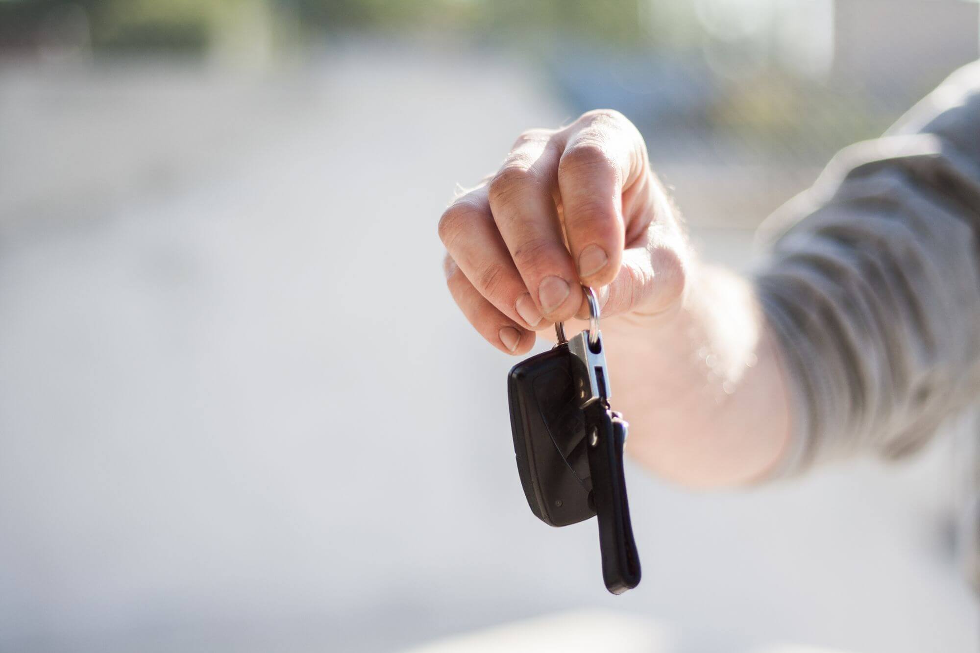 Choice Privileges Avis and Budget: How Many Points Do You Earn? 1 Person handing over car keys