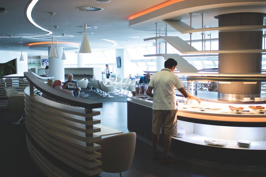 Lufthansa Lounge at Detroit: Who Gets In With Star Alliance Status? 2 Premium airport lounge with buffet service