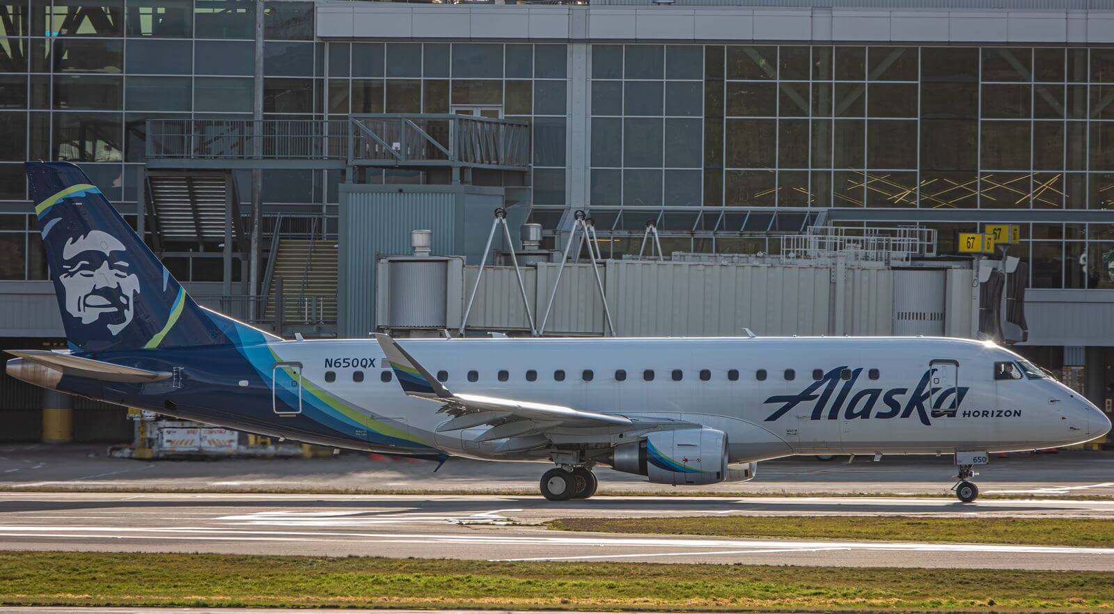 Can oneworld Sapphire Access Alaska Lounges? 8 Alaska Horizon aircraft at the gate